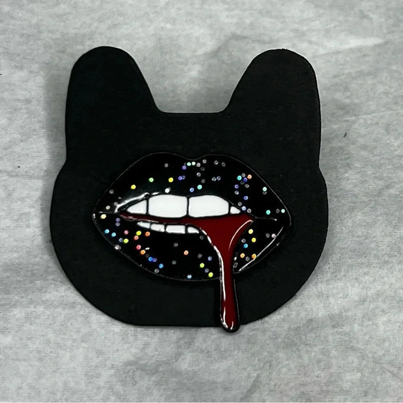 💥5 for $25 Sale💥 Goth Glam: Sparkling Black Lips Brooch - Unleash Your Dark Side - Picture 2 of 6